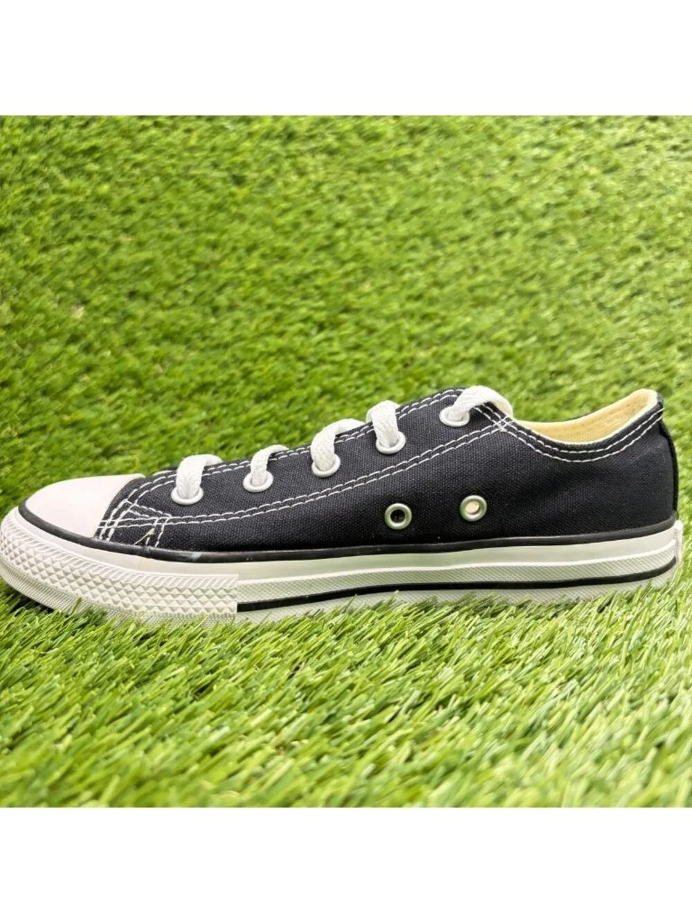 Converse Chuck Taylor All Star Low Boys Size 2Y Black Athletic Shoes Sneakers